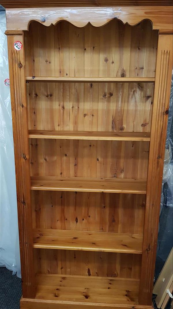 Immaculate Condition 
5 Shelves 