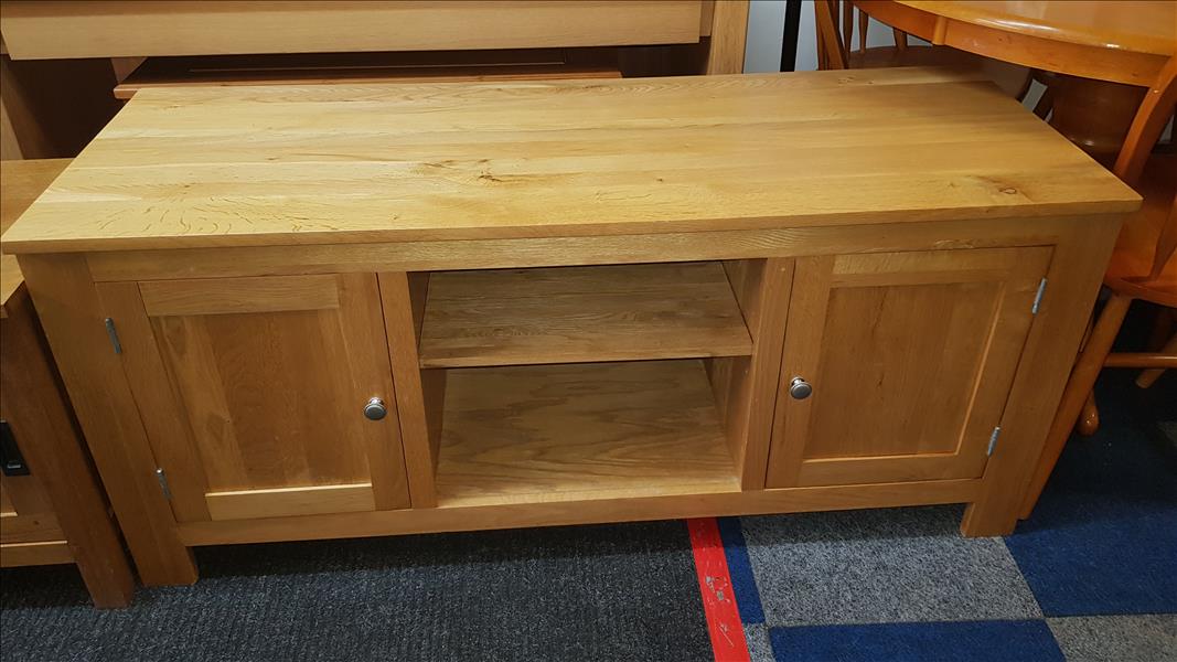 Very nice oak television unit with 2 cupboards each end and shelves also shelve between 1350mm long x 500mm deep x 600mm tall