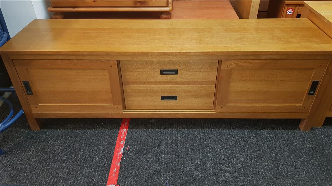 Very nice oak television unit with 2 cupboards each end with shelves and sliding doors and 2 drawers in between 1640mm long x 420mm deep x 530mm tall 