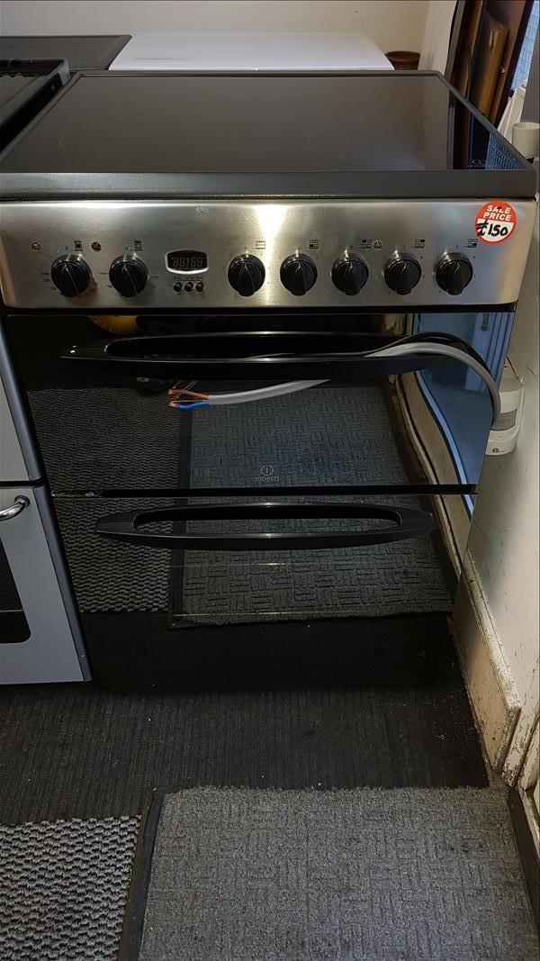Very nice silver and black Indesit double Oven cooker with ceramic top and mirror glass doors comes pat Tested and with warranty 