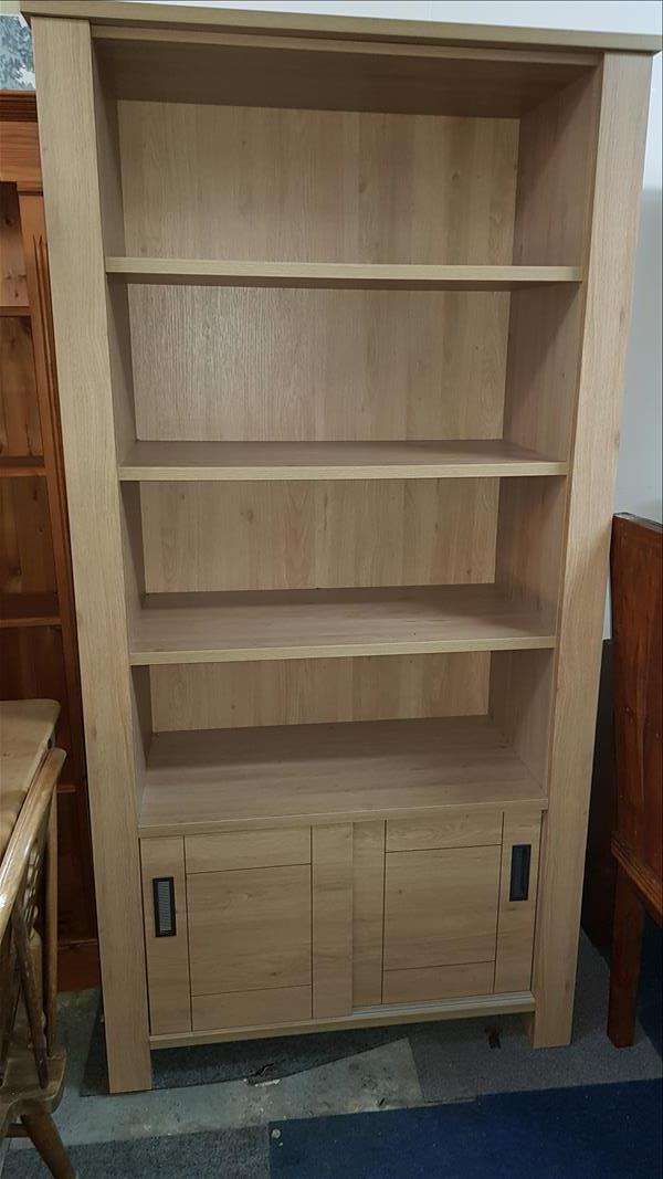 Very nice oak effect 4 shelves and with cupboard under Excellent Condition 930mm wide x 430mm deep x 1880mm tall