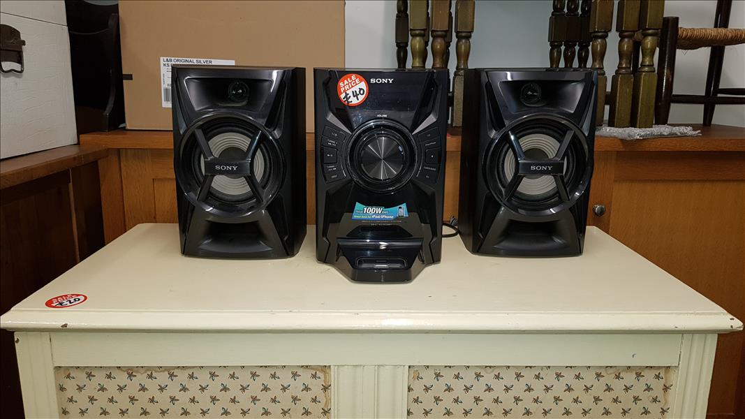 Very nice sony cd / radio and iPhone docking station  100 watt comes with remote control 