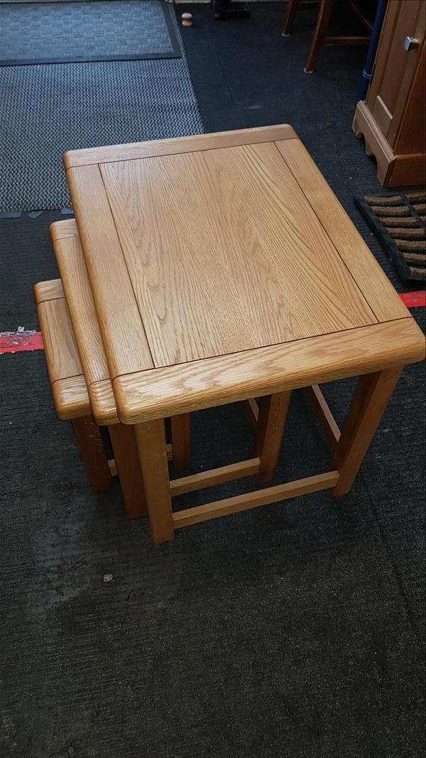 Very nice nest of 3 oak tables great Condition 